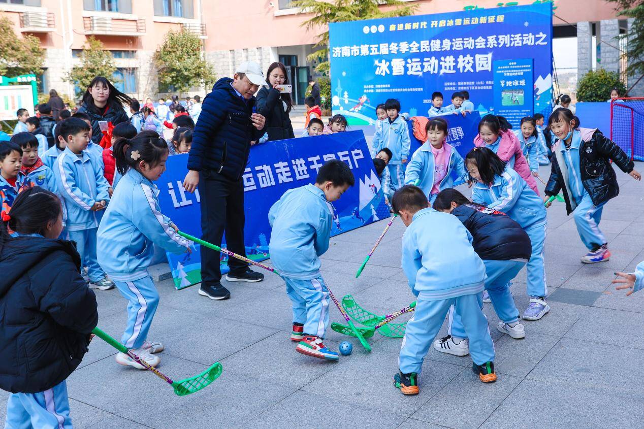 必一体育下载从娃娃抓起共享冰雪快乐滑雪！“冰雪运动进校园活动”走进泉城校园(图1)