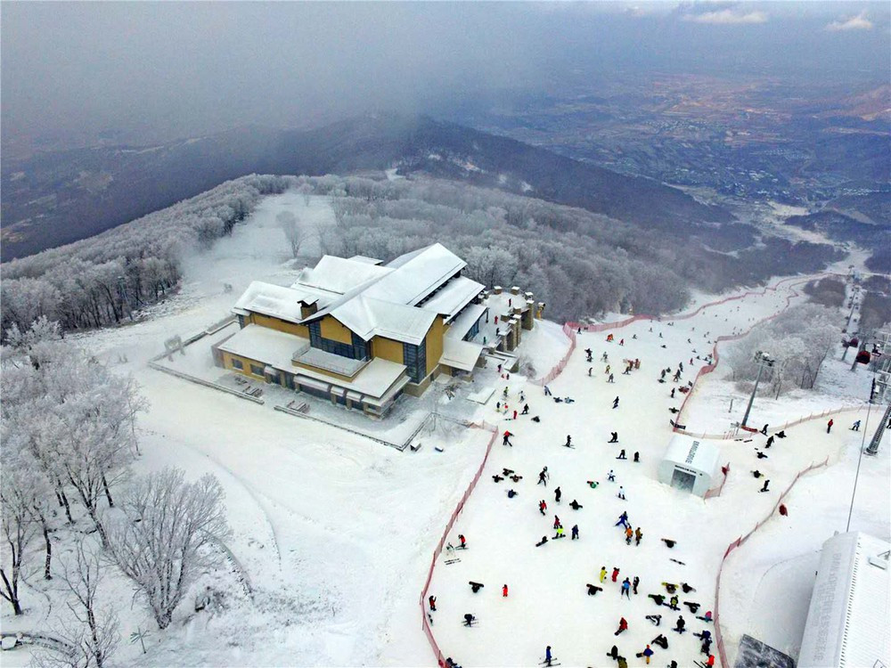 必一体育官网下载必一体育下载滑雪畅享冬日的速度与激情(图2)