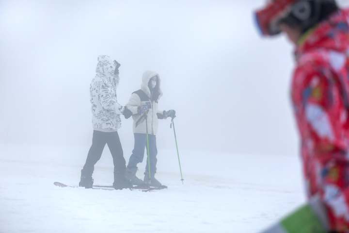 必一体育滑雪常识冰天雪地 滑雪走起！(图3)