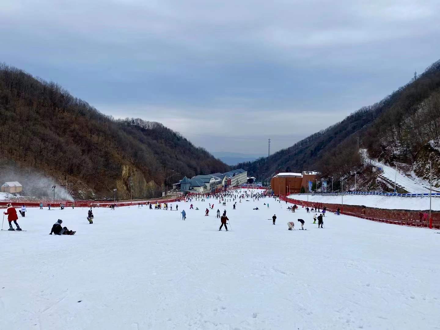 滑雪装必一体育官网下载备消费火热 作为一项季节性运动如何持久发展是关键(图1)