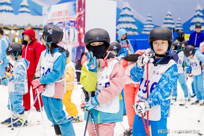 滑雪常识滑出冰雪风采！沙坪坝区第六届必一体育官网下载运动会滑雪比赛（青少年组）收官(图2)