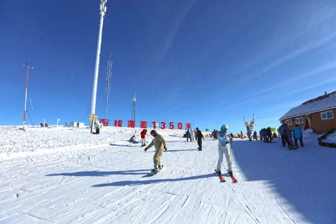 必一体育可可托海滑雪度假区成为滑雪爱好者的首选之地(图1)