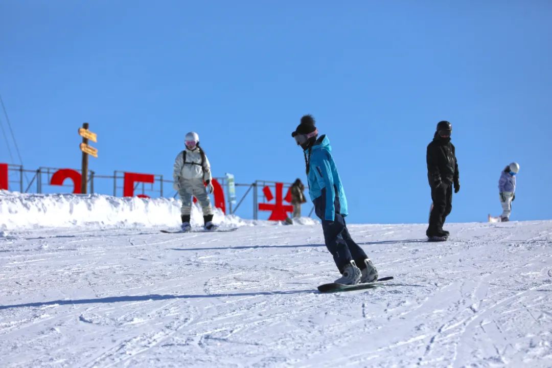 必一体育可可托海滑雪度假区成为滑雪爱好者的首选之地(图3)