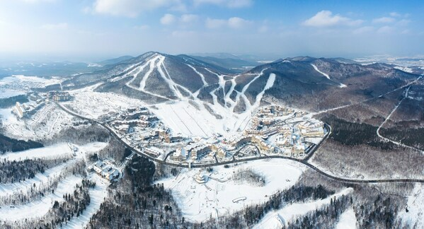 必一体育官网下载滑雪粉雪制燥 奇趣长白 长白山万达国际度假区2023-24年度雪季启航(图1)