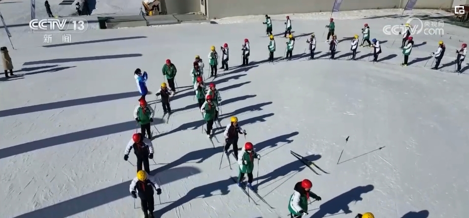 必一体育官网下载滑雪常识“冷”冰雪带来“热”经济 餐饮住宿人气旺 滑雪装备等销售火爆(图1)