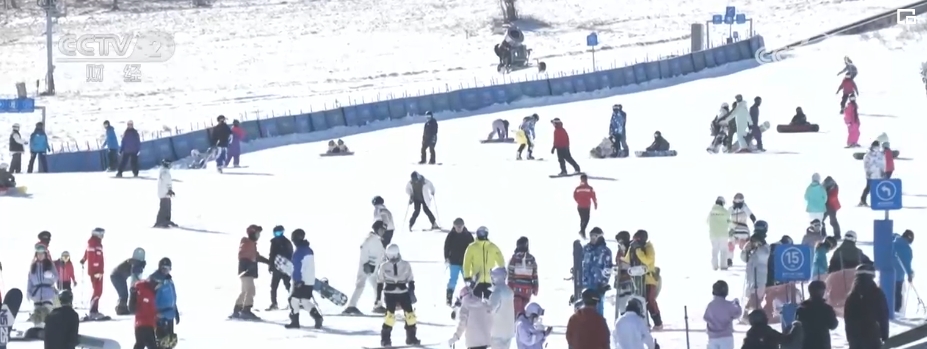 必一体育官网下载滑雪常识“冷”冰雪带来“热”经济 餐饮住宿人气旺 滑雪装备等销售火爆(图3)