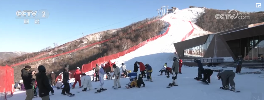 必一体育官网下载滑雪常识“冷”冰雪带来“热”经济 餐饮住宿人气旺 滑雪装备等销售火爆(图4)