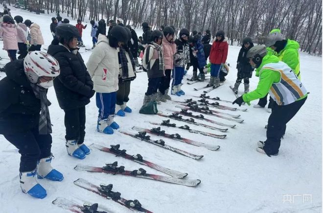 必一体育下载滑雪常识好嗨呦！长春小学体育课“搬”进滑雪场(图3)