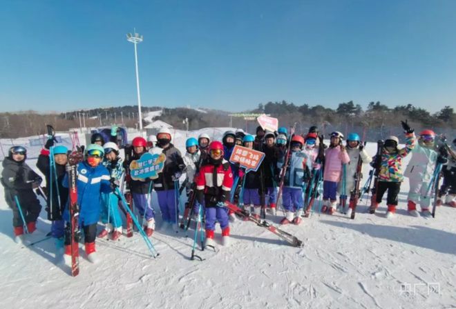 必一体育下载滑雪常识好嗨呦！长春小学体育课“搬”进滑雪场(图1)