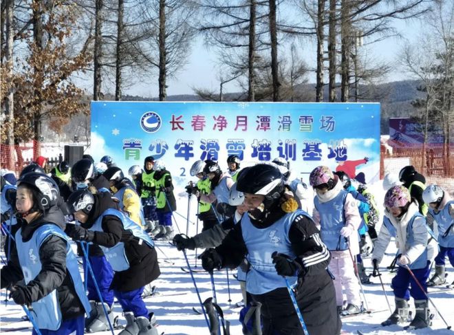 必一体育下载滑雪常识好嗨呦！长春小学体育课“搬”进滑雪场(图4)