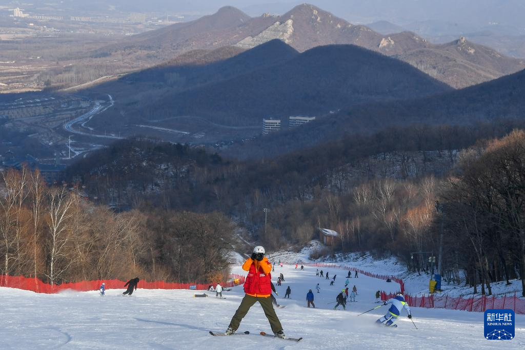 必一体育下载雪场摄滑雪常识影师张健——用快门记必一体育官网下载录滑雪运动升温(图1)