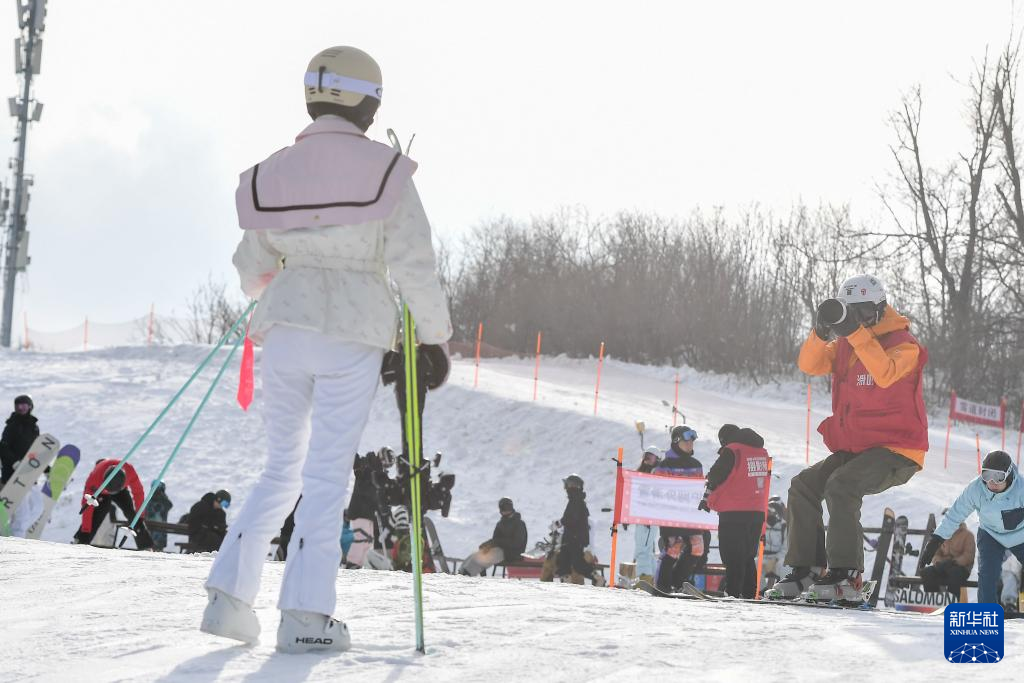 必一体育下载雪场摄滑雪常识影师张健——用快门记必一体育官网下载录滑雪运动升温(图5)