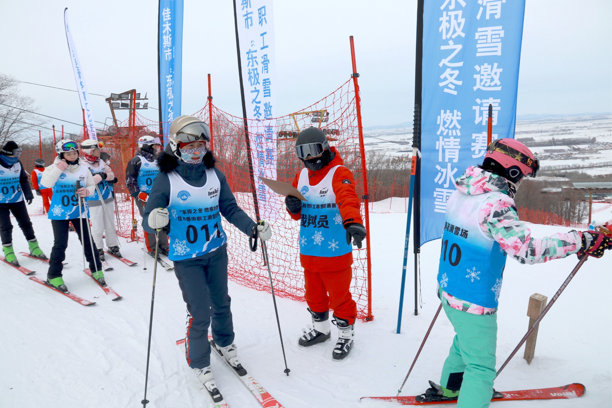 必一体育下载“东极之冬 燃情冰雪”职工滑雪邀滑雪常识请赛火热开赛(图3)