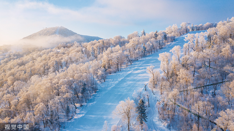 必一体育官网下载冬季冰雪旅游必一体育下载持续升温：滑雪游客年轻化 边滑边游成时尚(图1)