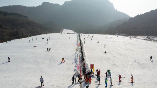 滑雪常识畅玩冰雪、围炉煮茶 卧虎山滑雪场带你解锁冬天冰雪运动新玩法必一体育官网下载(图1)