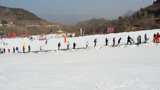 滑雪常识畅玩冰雪、围炉煮茶 卧虎山滑雪场带你解锁冬天冰雪运动新玩法必一体育官网下载(图2)