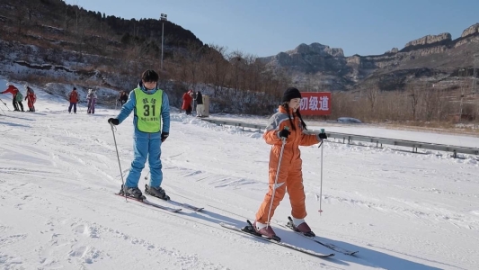 滑雪常识畅玩冰雪、围炉煮茶 卧虎山滑雪场带你解锁冬天冰雪运动新玩法必一体育官网下载(图3)