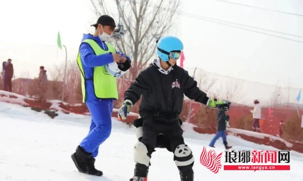 必一体育下载必一体育官网下载临沂：新雪季“开板” 记者带你探营滑雪场(图2)