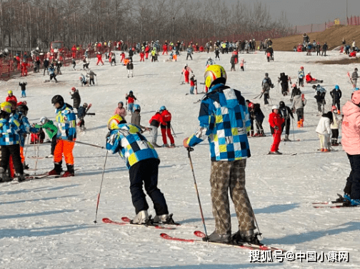 必一体育官网下载【透视社·滑雪常识全民健康】滑雪的尽头是骨科？安全指南请查收！(图2)