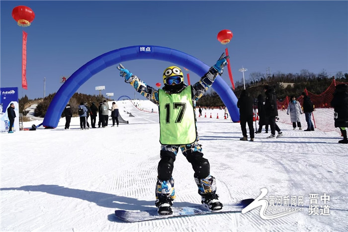 必一体育滑雪常识九龙国际滑雪场：百余青少年穿越冰雪赛道 畅享青春激情(图2)