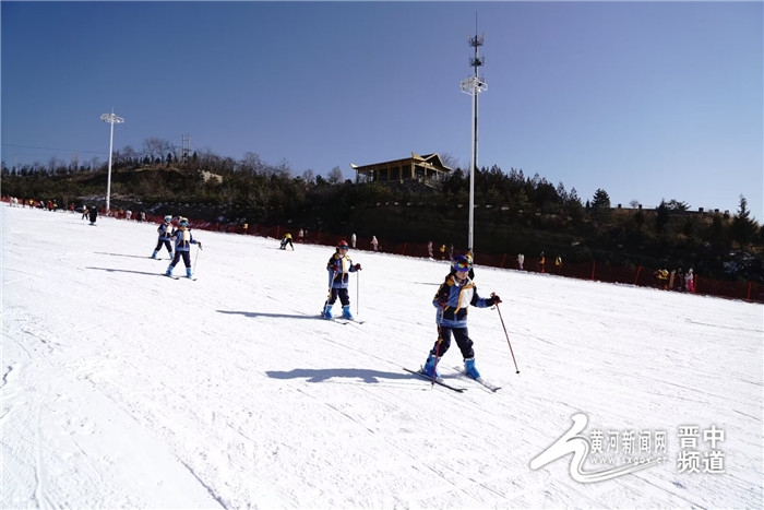 必一体育滑雪常识九龙国际滑雪场：百余青少年穿越冰雪赛道 畅享青春激情(图3)