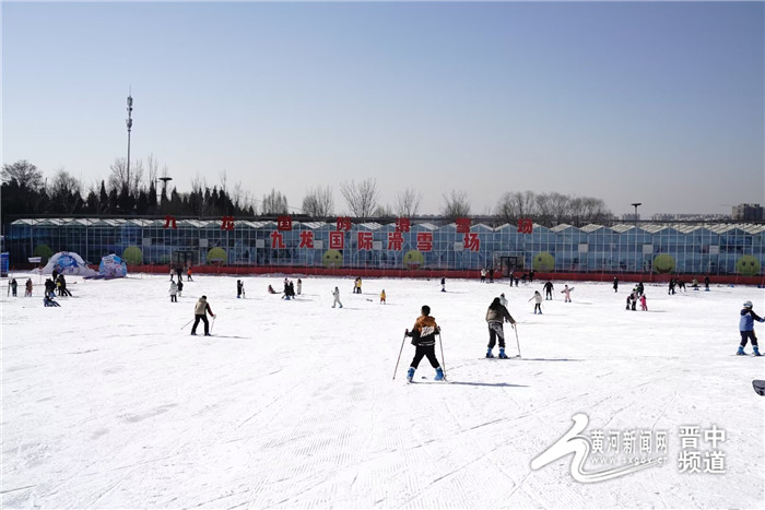 必一体育滑雪常识九龙国际滑雪场：百余青少年穿越冰雪赛道 畅享青春激情(图4)