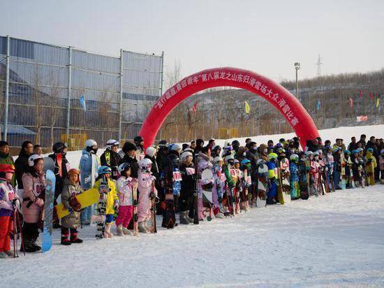 滑雪常识库尔勒市滑雪比赛激情开赛必一体育下载(图1)