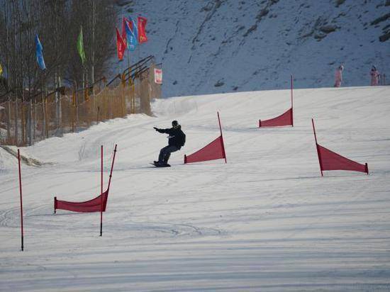 滑雪常识库尔勒市滑雪比赛激情开赛必一体育下载(图5)