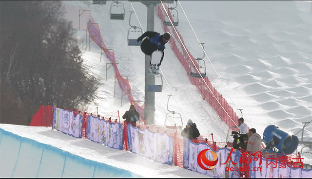 必一体育“十四冬”单板滑雪U型场地技巧公开男子、女子滑雪常识组举行预赛(图1)