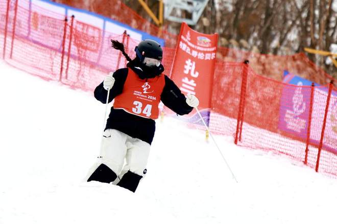 “十必一体育四冬”自由式滑雪公开组女子雪上技巧郝丽赟夺金(图1)