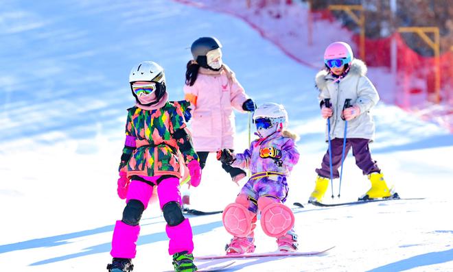 必一体育滑雪常识【央广时评·燃情冰雪①】冰雪运动“热”起来 全民健身赛道更宽(图1)