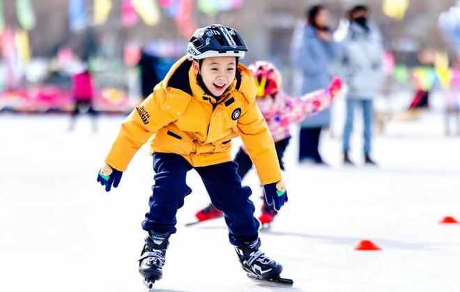 必一体育滑雪常识【央广时评·燃情冰雪①】冰雪运动“热”起来 全民健身赛道更宽(图2)