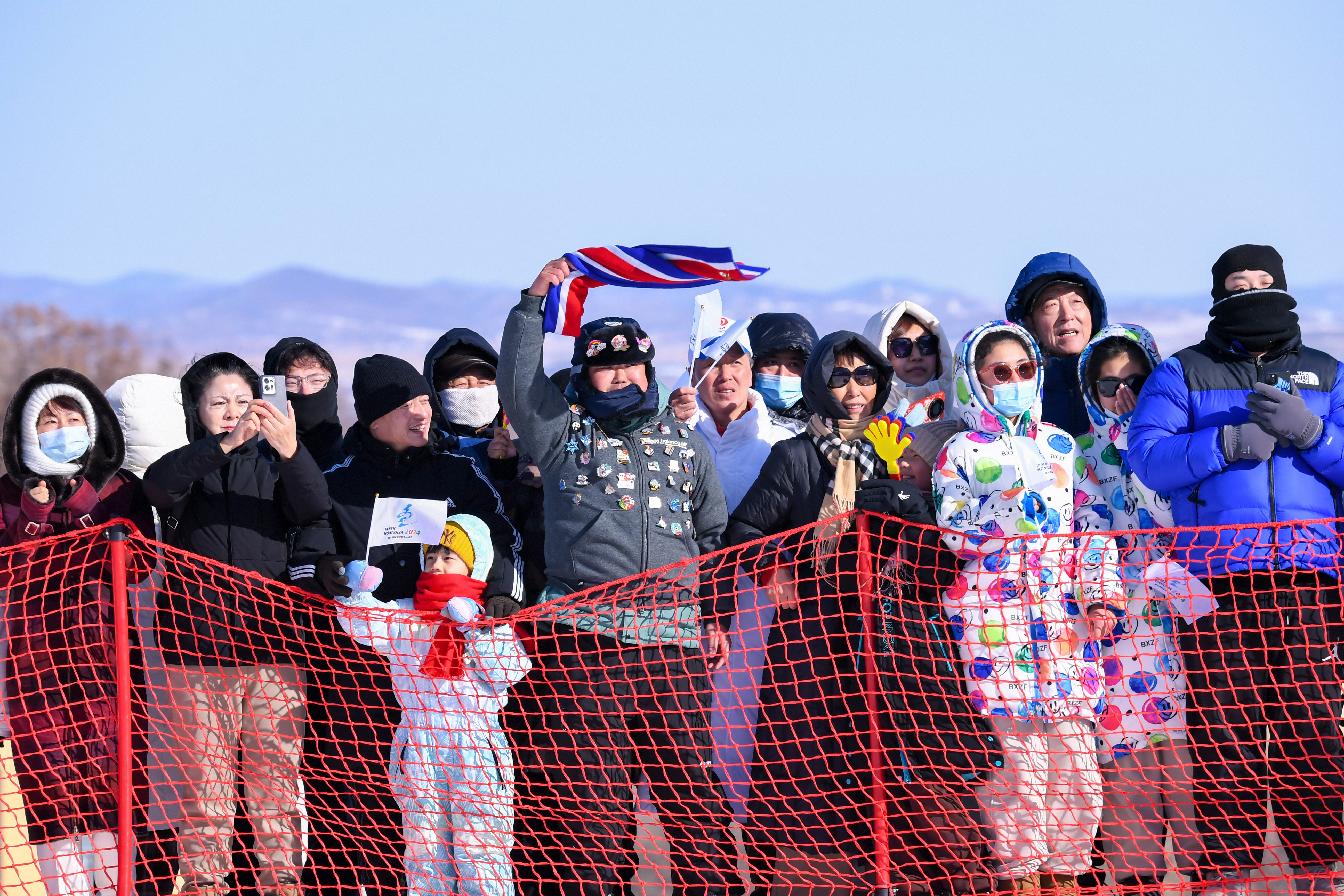 内蒙古代表团夺得“十四冬”自由式滑雪空中技巧公开组必一体育混合团体比赛冠军(图2)