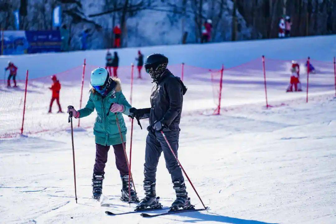 必一体必一体育下载育官网下载【冰雪梦幻】梦幻延边VIP小包团丨雪地温泉+5S滑雪+镜泊蓝冰冬捕+马拉爬犁+中国南极+中朝边境-雪地漂流（哈进育吉出7天6晚）(图3)