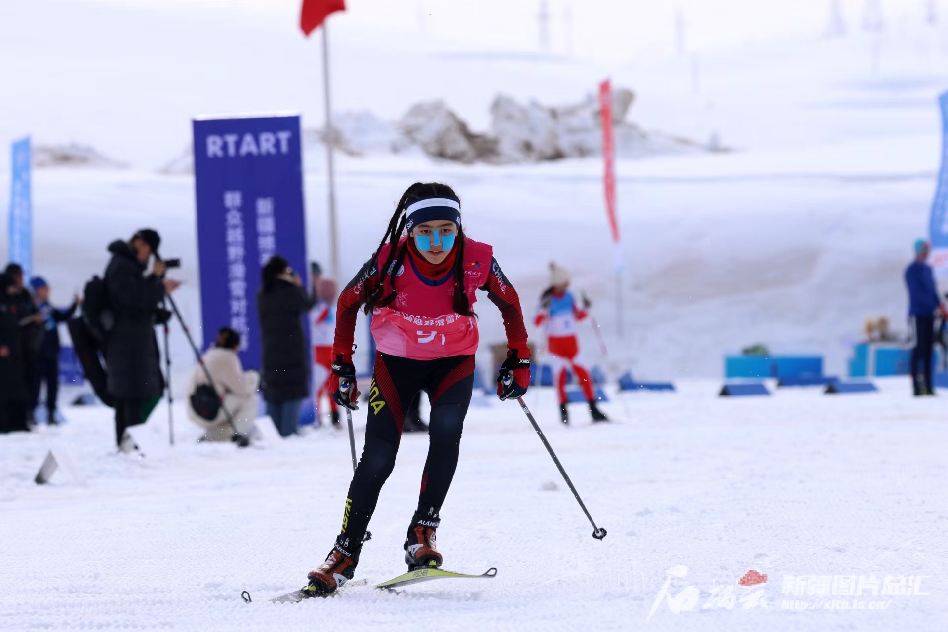 自治区群众越野滑雪常识滑雪对抗赛阿勒泰分站赛举行必一体育下载(图2)