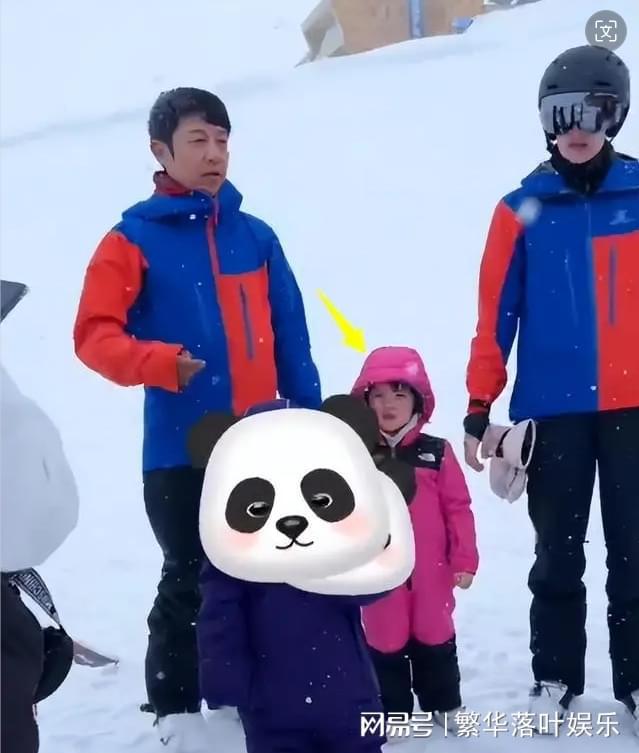 必一体育官网下载必一体育滑雪常识撒贝宁带家人滑雪和老婆李白关系融洽龙凤胎儿女乖巧可爱(图4)