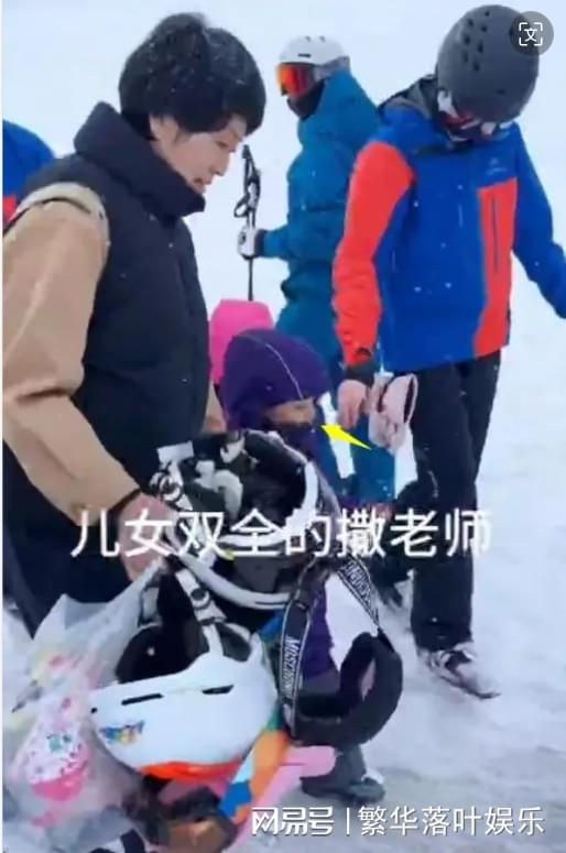 必一体育官网下载必一体育滑雪常识撒贝宁带家人滑雪和老婆李白关系融洽龙凤胎儿女乖巧可爱(图5)