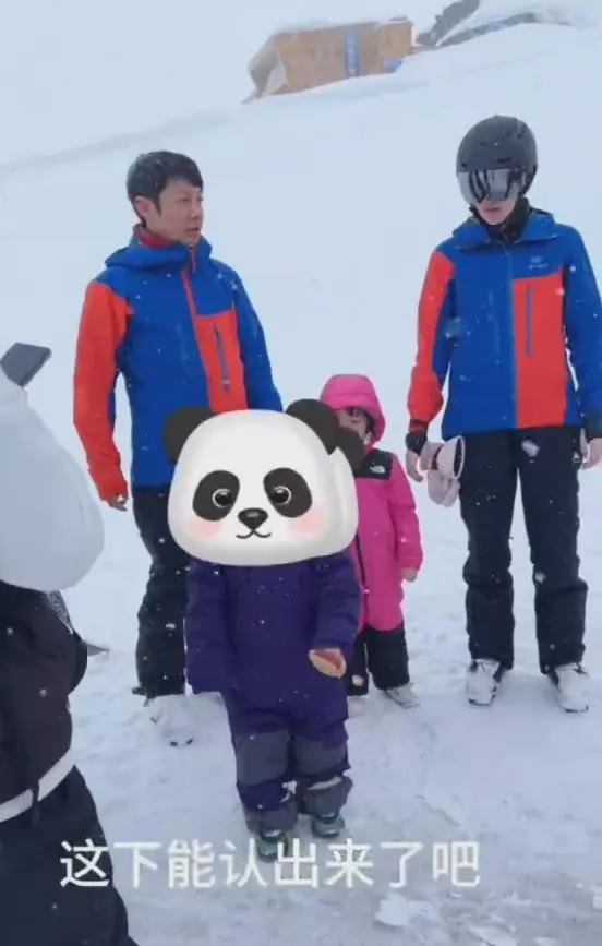 必一体育撒贝宁一家4口滑雪混血儿女正面太漂亮李白又瘦又高又白必一体育官网下载皙！(图3)